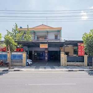 RedDoorz Syariah near Alun-Alun Bojonegoro Hotel Exterior photo