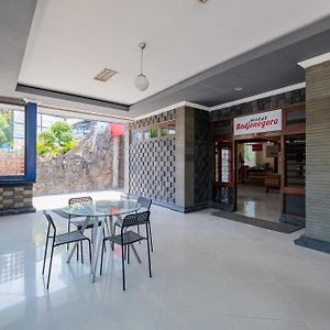 Reddoorz Near Bojonegoro Train Station Hotel Exterior photo