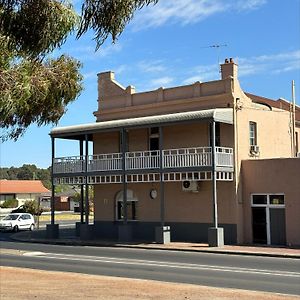 The Club Hotel Collie Exterior photo