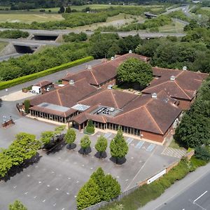 Doubletree By Hilton Newbury North Hotel Exterior photo