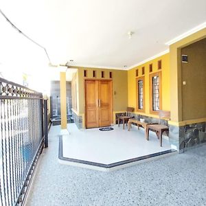 Guesthouse Hannia Cirebon Exterior photo