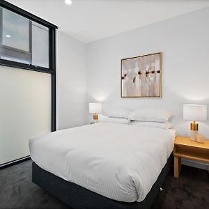 Modern Apartment On Burgundy Precinct & Parklands Melbourne Exterior photo