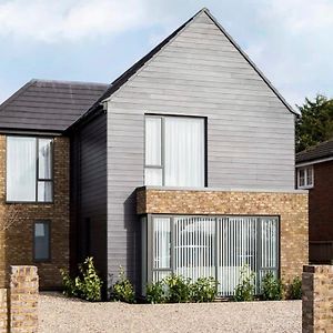 Stylish New Home With Parking - King Beds Garden Chichester Exterior photo