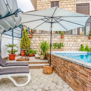 La Kava 1-Br Apt With Terrace In Ain Aar Apartment Al Atshanah Exterior photo