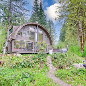 Riverfront Skykomish Cabin With Private Hot Tub! Exterior photo
