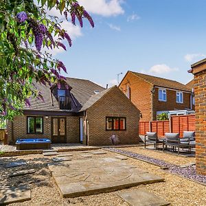 Total Retreat Villa Isle of Sheppey Exterior photo