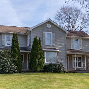 Maplewood Farmhouse Villa Howland Corners Exterior photo