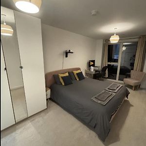 Wonderful En-Suite Bedroom Hounslow Exterior photo