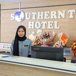 Southern Tip Hotel Pontian Kecil Exterior photo