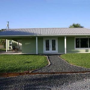 North Beach Beauty - Lovely Home Across The Street From The Beach. 1814B New Smyrna Beach Exterior photo