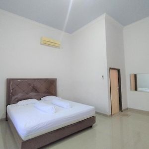 Oyo 92808 Kost Nino Telanaipura Hotel Jambi Exterior photo