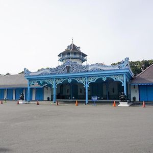 The Amrani Syariah Hotel Surakarta  Exterior photo