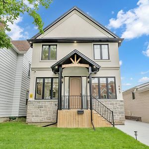 Stylish 2-Bedroom Apartment In Downtown Windsor Exterior photo