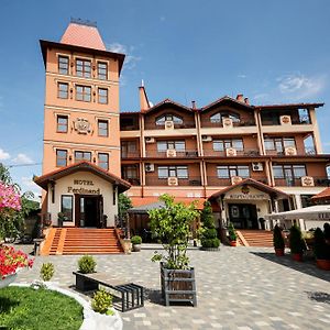 Ferdinand Hotel Mukacheve Exterior photo