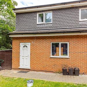 Beautiful Flat In Morden Near Wimbledon Apartment Exterior photo