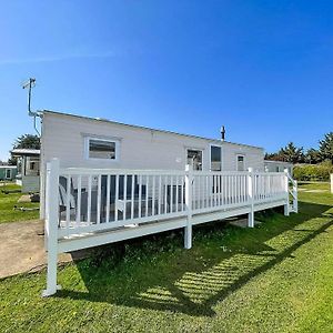 Gorgeous Caravan With Decking In Breydon Water Holiday Park, Ref 10081B Hotel Belton with Browston Exterior photo