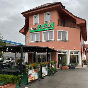 Hotel Evan U Hoffera Topoľcany Exterior photo