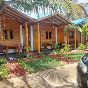 Dots Bey Beach Cabana Uppuveli Hotel Trincomalee Exterior photo