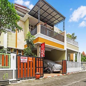 Oyo 90786 De Campus Homestay Syariah Malang Exterior photo