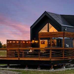 Modern Tiny Cabin, With Hot Tub In Choteau Mt Apartment Exterior photo