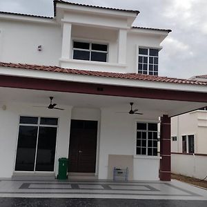 Izzararaiz Homestay Taman Teja Pokok Sena Exterior photo