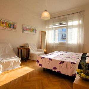 Apartment Sedlcanska - You Will Save Money Here - Equipped With Antique Furniture Praha Room photo