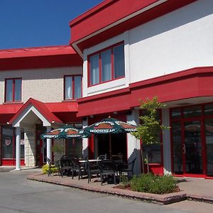 Auberge L'Ambassadeur Hotel Amqui Exterior photo