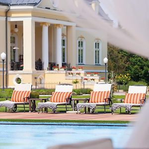 Amade Chateau Hotel Vrakúň Exterior photo