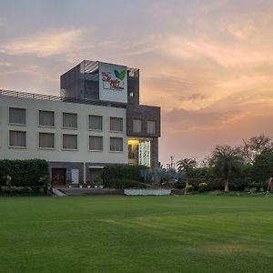 The Mystic Palms Hotel Mathura Exterior photo