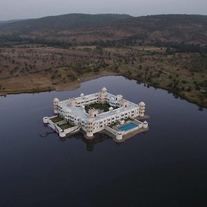 ​juSTa Lake Nahargarh Palace Hotel Parsoli Exterior photo