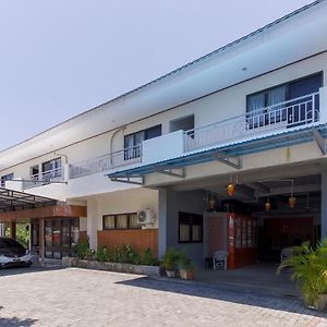 RedDoorz near Sam Ratulangi Airport Manado Hotel Exterior photo