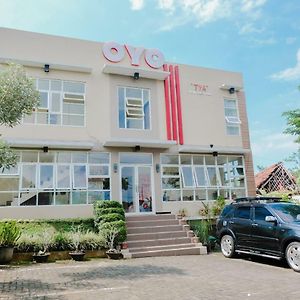 Oyo 365 Tya Family Residence Syariah Malang Exterior photo