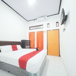 RedDoorz Syariah near Mall Roxy Banyuwangi 2 Hotel Exterior photo