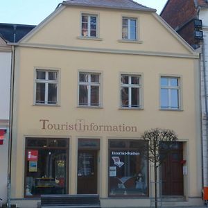 Pension & Ferienwohnung Zum Schmuckgiebel Tangermunde Exterior photo