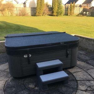 Pippin, Tranquil Scottish Cottage With Hot Tub Airdrie Exterior photo