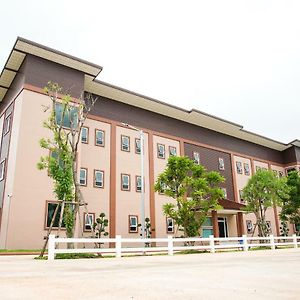 Ktc Place Hotel Damnoen Saduak Exterior photo