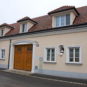 Privatzimmer Familie Schwarz Bed & Breakfast Wina Exterior photo