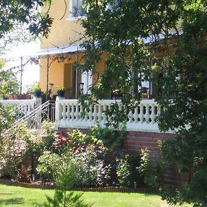 La Maison Jaune Bed & Breakfast Realville Exterior photo