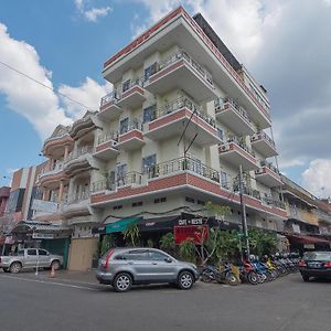 Reddoorz @ H. Agus Salim Street Hotel Pontianak Exterior photo