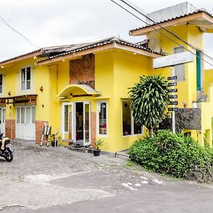 Hotel Kayu Manis Kaliurang Exterior photo