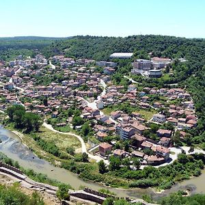 Day And Night Apartment Veliko Turnovo Exterior photo