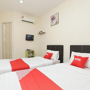 OYO 89902 Semerah Suites Homestay Pontian Pontian Kecil Exterior photo