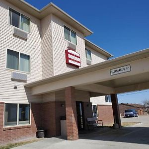 The Edgewood Hotel And Suites Fairbury Exterior photo